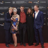 Michael Schaeffer, Anita Dobson, Rufus Norris, Clare Burt y Paul Thornley posan en la alfombra roja de la 63 ceremonia de clausura del Festival de Cine de 