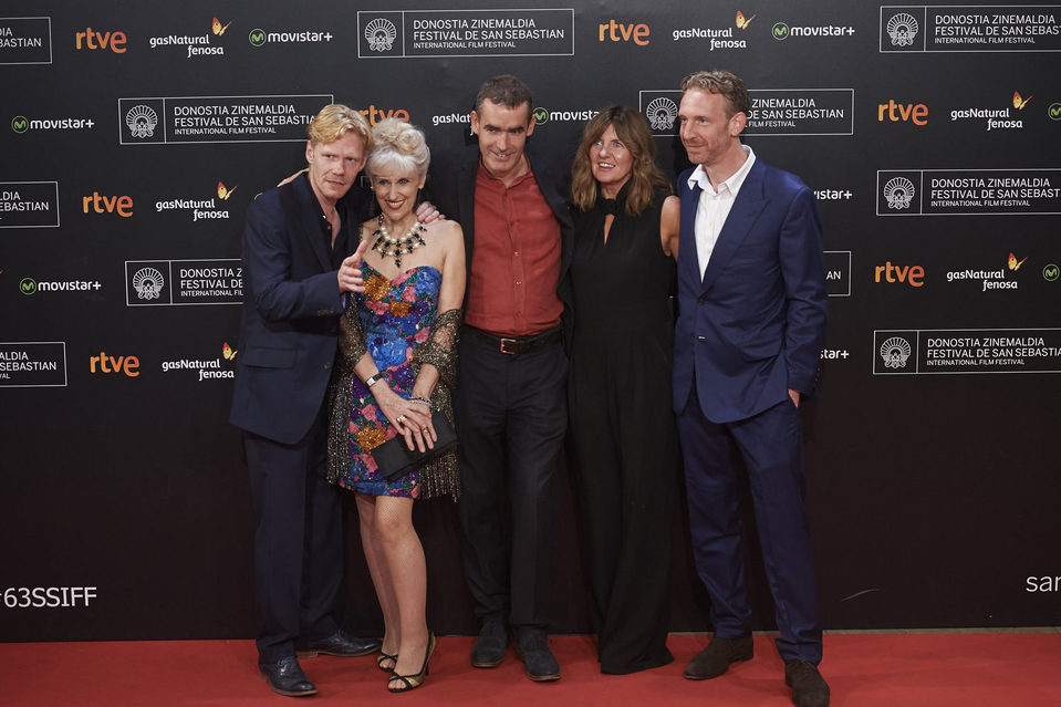 Michael Schaeffer, Anita Dobson, Rufus Norris, Clare Burt y Paul Thornley posan en la alfombra roja de la 63 ceremonia de clausura del Festival de Cine de 