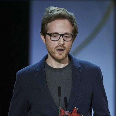 Rudi Rosenberg recibe el premio Kutxabank-Nuevos Directores por su película 'Le Nouveau' durante la ceremonia de clausura de la 63ª edición del Festival In