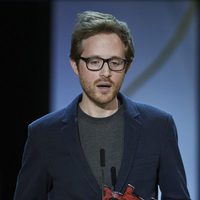 Rudi Rosenberg recibe el premio Kutxabank-Nuevos Directores por su película 'Le Nouveau' durante la ceremonia de clausura de la 63ª edición del Festival In