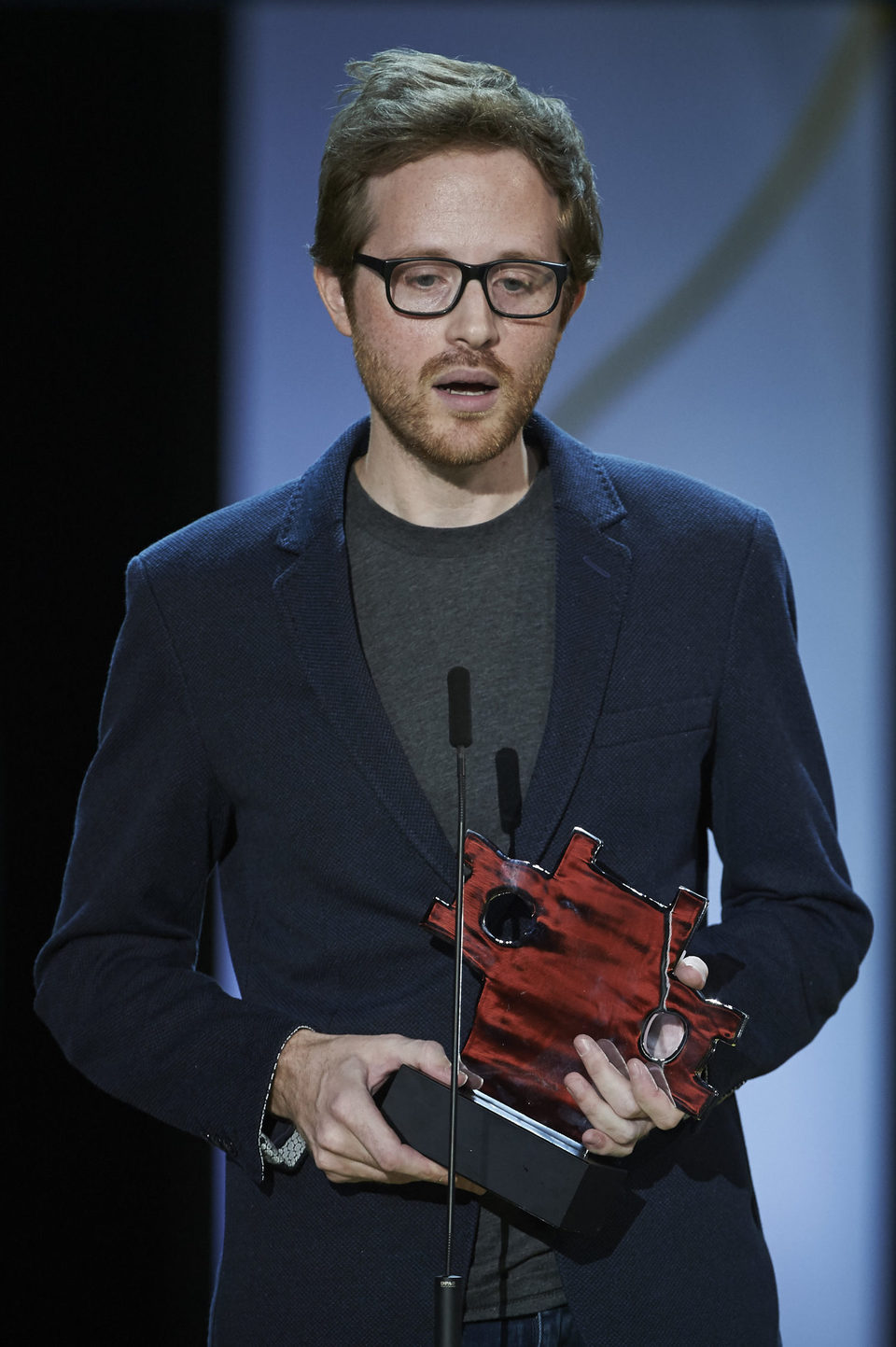 Rudi Rosenberg recibe el premio Kutxabank-Nuevos Directores por su película 'Le Nouveau' durante la ceremonia de clausura de la 63ª edición del Festival In