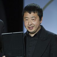 Jia Zhang-ke recibe el premio del público por su película 'Mountains may depart' durante la ceremonia de clausura de la 63ª edición del Festival Internacio