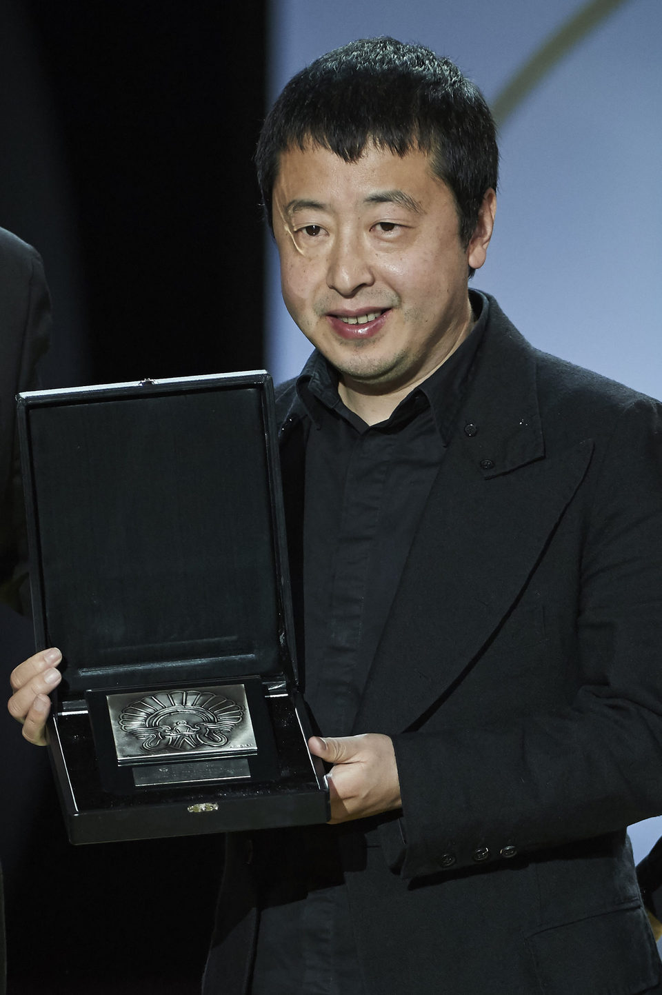 Jia Zhang-ke recibe el premio del público por su película 'Mountains may depart' durante la ceremonia de clausura de la 63ª edición del Festival Internacio