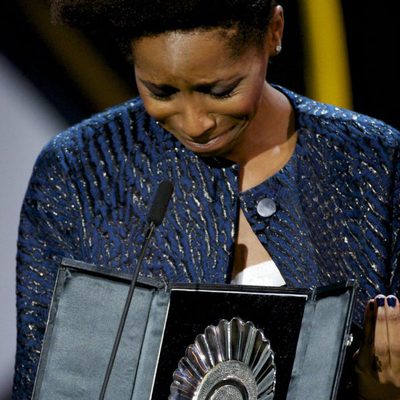 Yordanka Ariosa recibe la Concha de Plata a la Mejor Actriz por la película 'El rey de la Habana' durante la ceremonia de clausura del Festival de Cine de