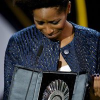 Yordanka Ariosa recibe la Concha de Plata a la Mejor Actriz por la película 'El rey de la Habana' durante la ceremonia de clausura del Festival de Cine de