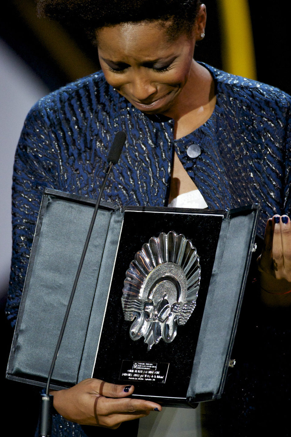 Yordanka Ariosa recibe la Concha de Plata a la Mejor Actriz por la película 'El rey de la Habana' durante la ceremonia de clausura del Festival de Cine de