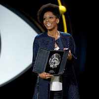 Yordanka Ariosa recibe la Concha de Plata a la Mejor Actriz por la película 'El rey de la Habana' durante la ceremonia de clausura del Festival de Cine de