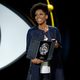 Yordanka Ariosa recibe la Concha de Plata a la Mejor Actriz por la película 'El rey de la Habana' durante la ceremonia de clausura del Festival de Cine de