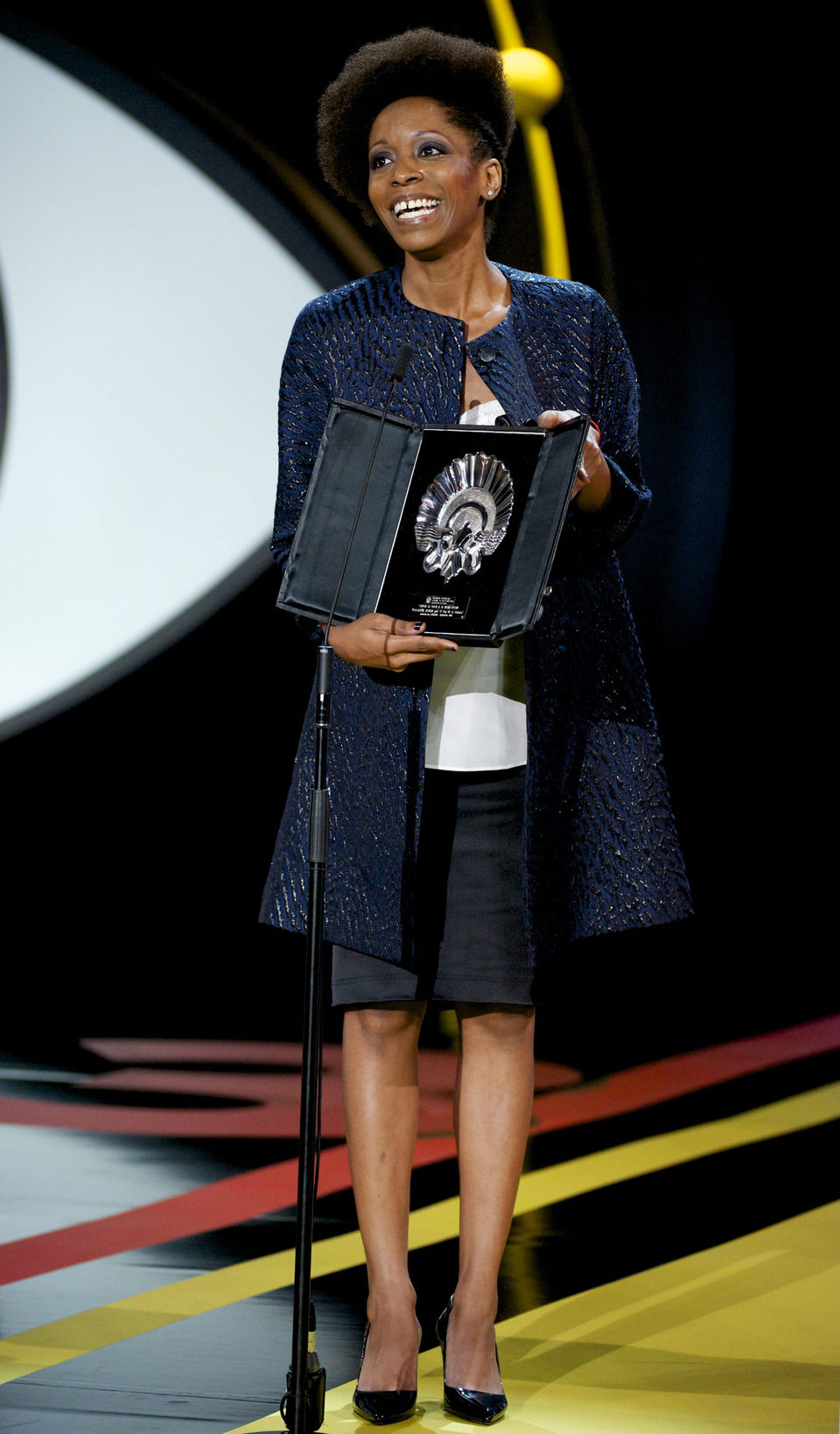 Yordanka Ariosa recibe la Concha de Plata a la Mejor Actriz por la película 'El rey de la Habana' durante la ceremonia de clausura del Festival de Cine de