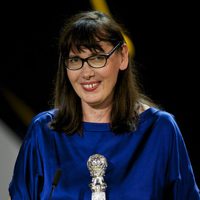 Lucile Hadzihalilovic recibe el Premio Especial del Jurado por la película 'Evolución' durante la ceremonia de clausura del Festival de Cine de San Sebasti
