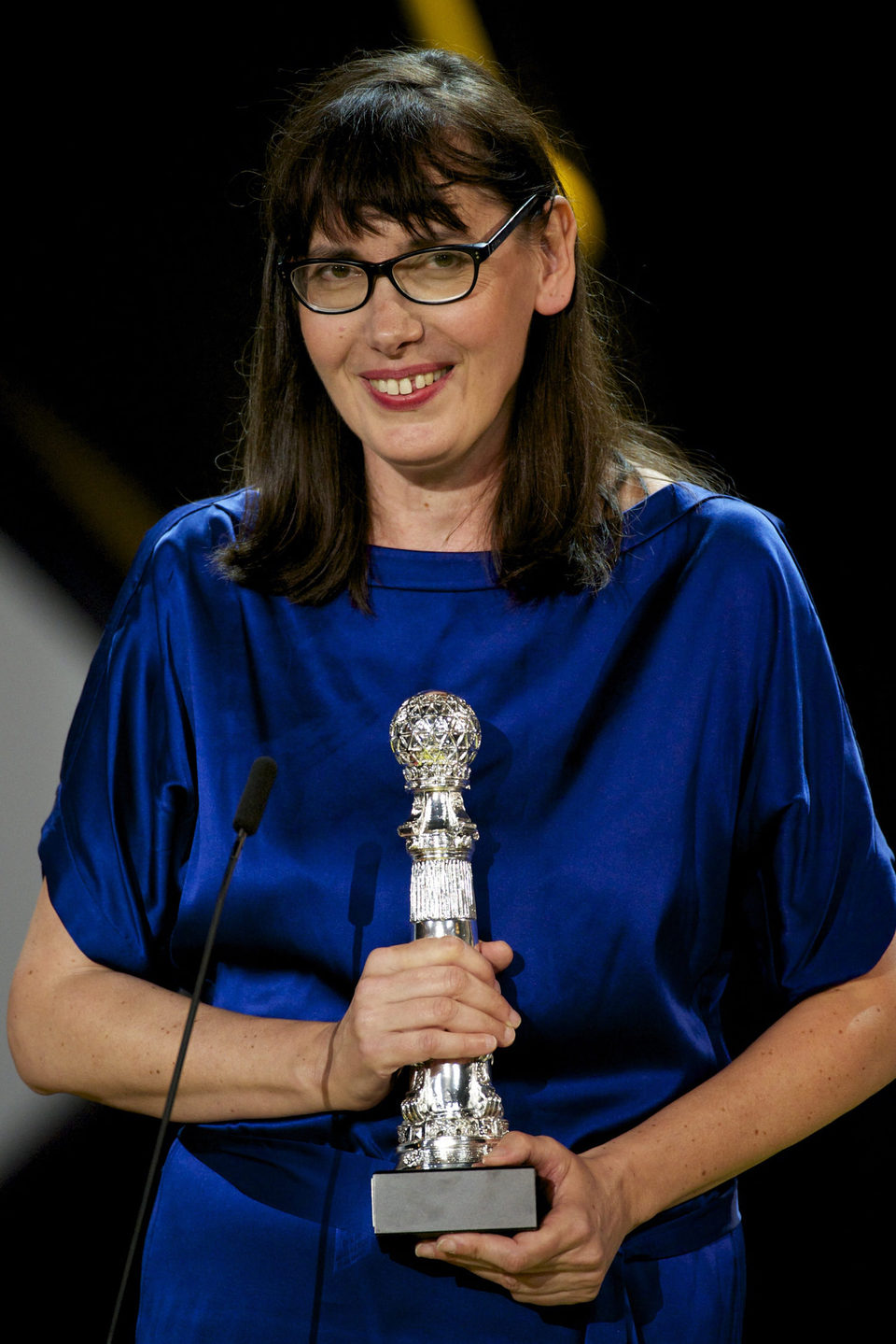 Lucile Hadzihalilovic recibe el Premio Especial del Jurado por la película 'Evolución' durante la ceremonia de clausura del Festival de Cine de San Sebasti