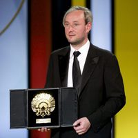 Runar Runarsson recibe la Concha de Oro a la mejor película por 'Gorriones' durante la ceremonia de clausura del Festival de Cine de San Sebastián