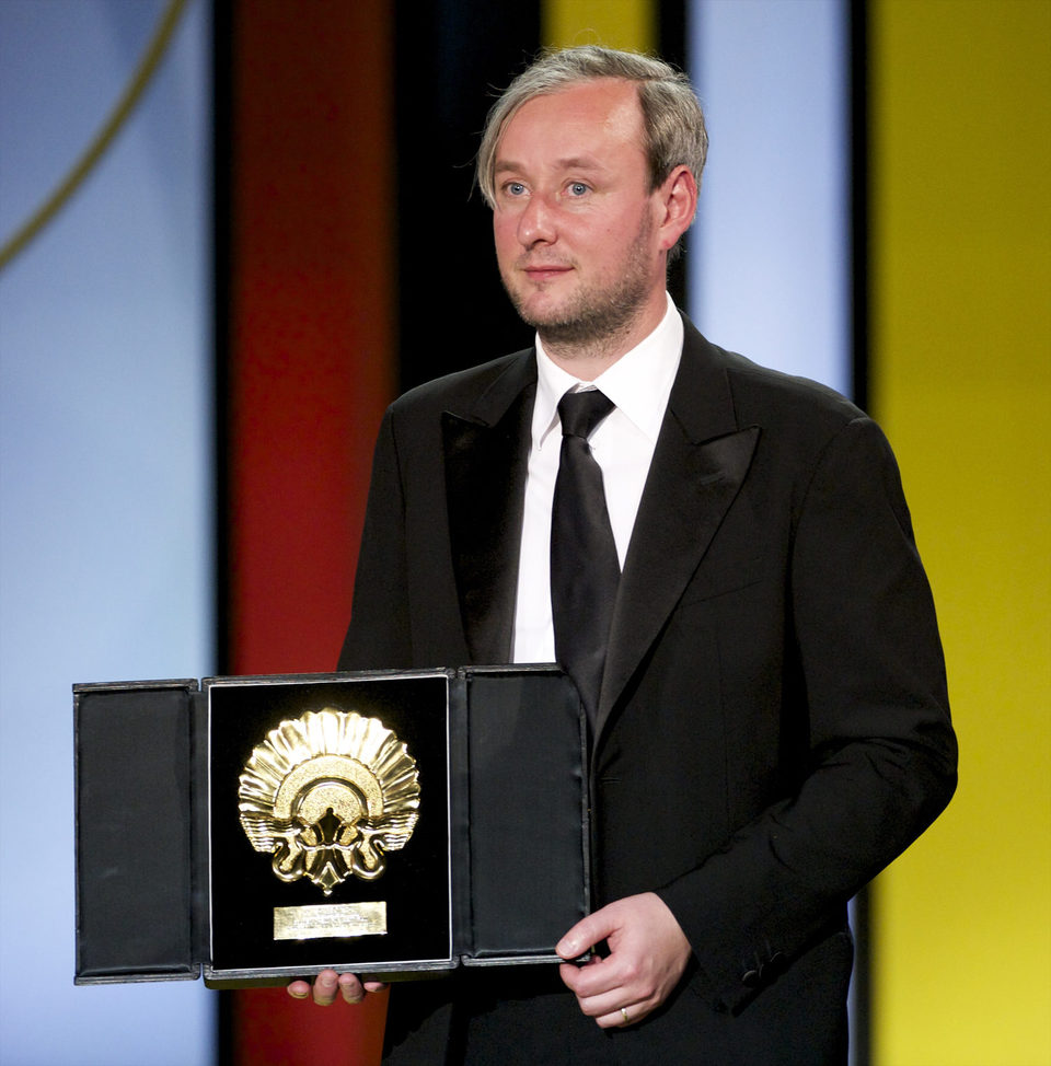 Runar Runarsson recibe la Concha de Oro a la mejor película por 'Gorriones' durante la ceremonia de clausura del Festival de Cine de San Sebastián