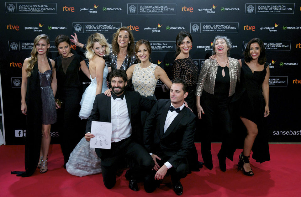 Manuela Velles, Vero Moral, Leticia Dolera, Consuelo Trujillo, Paula Ortiz, Luisa Gavasa, Inma Cuesta, Alex García y Asier Etxeandia asisten a la alfombra