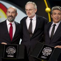 Javier Cámara, Umberto Pasolini (miembro del jurado) y Ricardo Darín posan juntos durante la ceremonia de clausura del Festival de Cine de San Sebastián