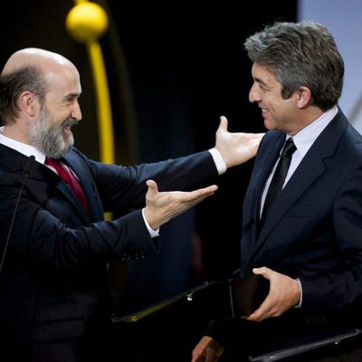 Javier Cámara y Ricardo Darin reciben el la Concha de Plata al mejor actor por la película 'Truman' durante el acto de clausura del 63º Festival de Cine de