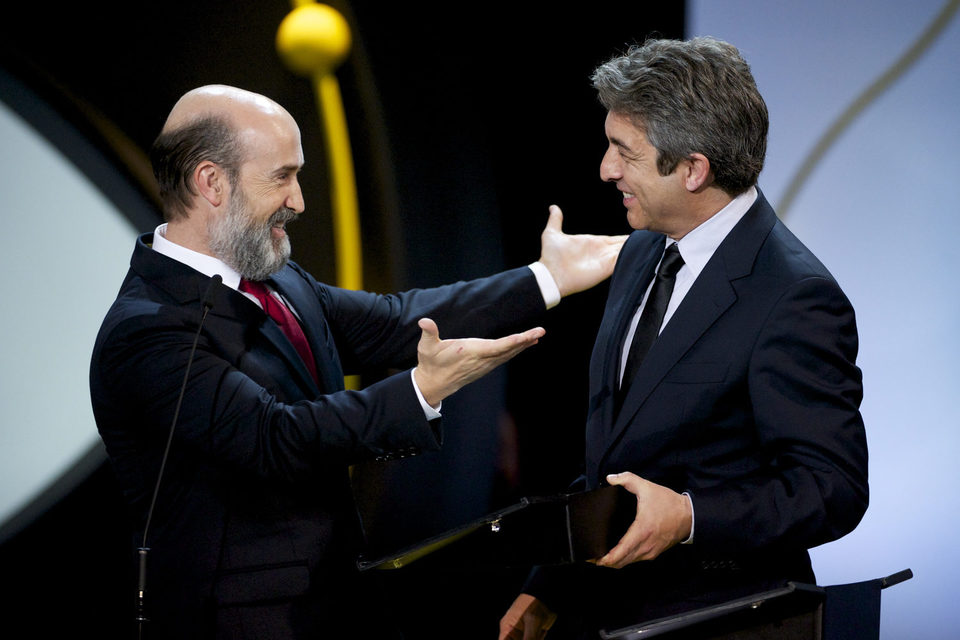 Javier Cámara y Ricardo Darin reciben el la Concha de Plata al mejor actor por la película 'Truman' durante el acto de clausura del 63º Festival de Cine de