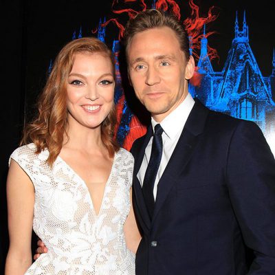 Tom Hiddleston y Emily Coutts en la premiere en Nueva York de 'La cumbre escarlata'