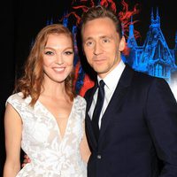 Tom Hiddleston y Emily Coutts en la premiere en Nueva York de 'La cumbre escarlata'