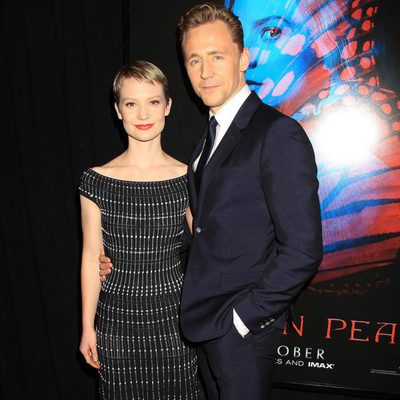 Tom Hiddleston y Mia Wasikowska en la premiere en Nueva York de 'La cumbre escarlata'