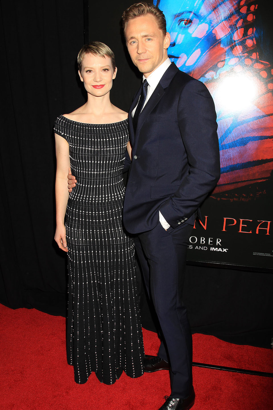 Tom Hiddleston y Mia Wasikowska en la premiere en Nueva York de 'La cumbre escarlata'