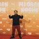 Tomás Pozzi saluda en la alfombra roja de la premiere de 'Mi gran noche'