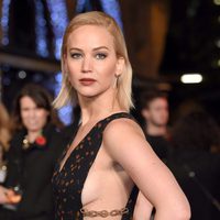 Jennifer Lawrence posa de manera sensual en la premiere de 'Los Juegos del Hambre: Sinsajo - Parte 2'