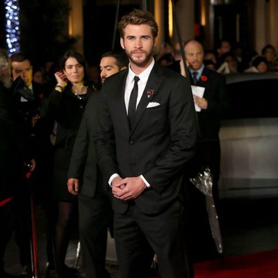 Liam Hemsworth vestido de gala en la premiere de 'Los Juegos del Hambre: Sinsajo - Parte 2'
