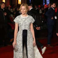 Elizabeth Banks, muy elegante y sonriente en la premiere londinense de 'Los Juegos del Hambre: Sinsajo - Parte 2'