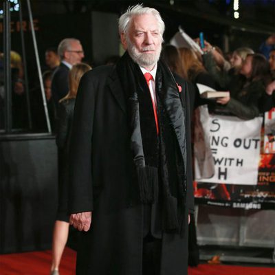 Donald Sutherland derrocha elegancia en la premiere de 'Los Juegos del Hambre: Sinsajo - Parte 2'