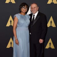 Cheryl Boone Isaacs y su marido en los Governor's Awards 2015
