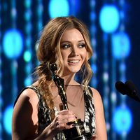Billie Lourd recibe el Oscar honorífico de su abuela Debbie Reynolds