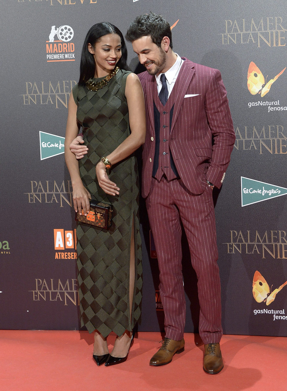 Mario Casas y Berta Vázquez en la premiere de 'Palmeras en la nieve' en Madrid