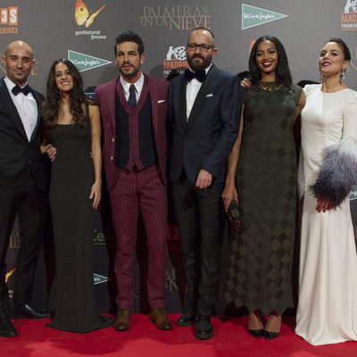 El reparto protagonista y el director de 'Palmeras en la nieve' en la premiere de Madrid