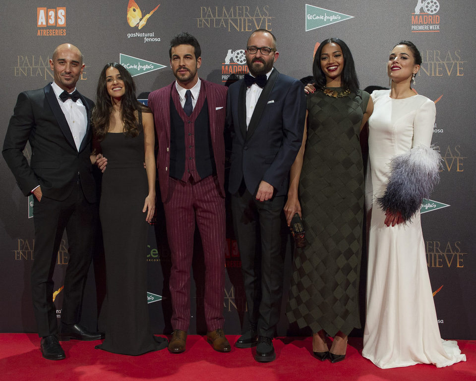 El reparto protagonista y el director de 'Palmeras en la nieve' en la premiere de Madrid