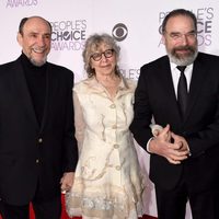 F.Murray Abraham, Mandy Patinkin y Kathryn Grody durante los People's Choice Awards 2016