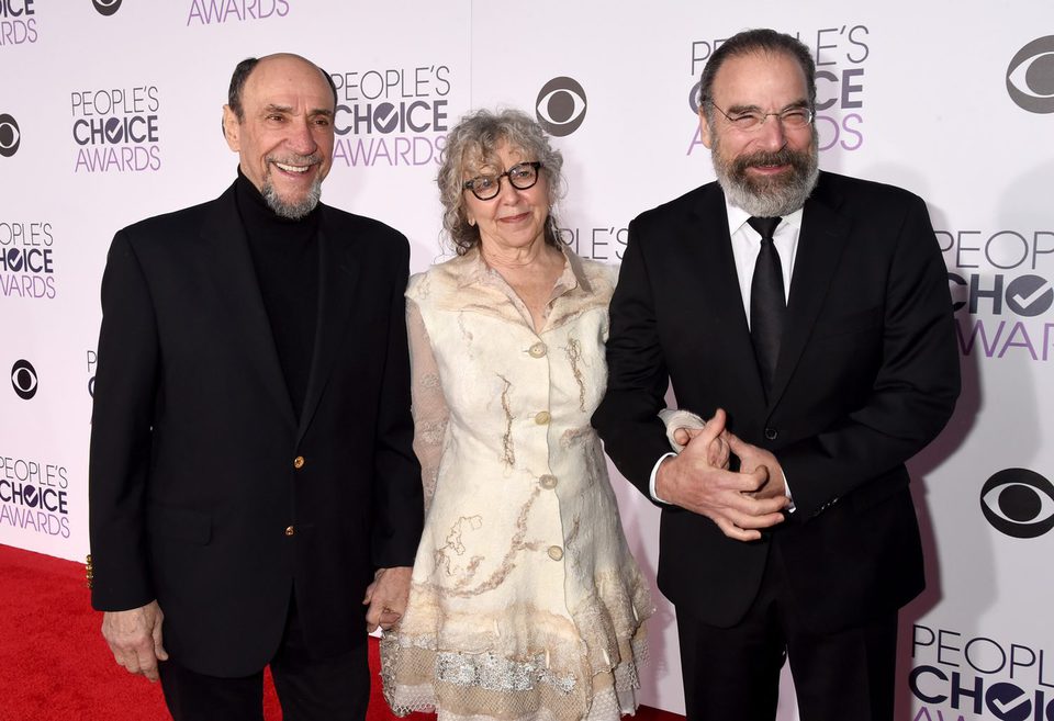 F.Murray Abraham, Mandy Patinkin y Kathryn Grody durante los People's Choice Awards 2016