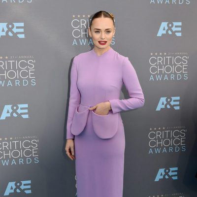 Laura Haddock en la alfombra roja de los Critics Choice Awards 2016