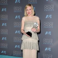 Kirsten Dunst tras recibir su premio por 'Fargo' en los Critics Choice Awards 2016