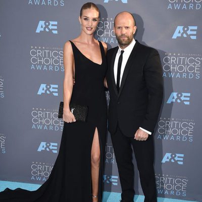 Jason Statham acudió a la gala de los Critics Choice Awards 2016 en compañía de su pareja