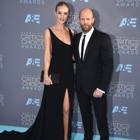 Jason Statham acudió a la gala de los Critics Choice Awards 2016 en compañía de su pareja