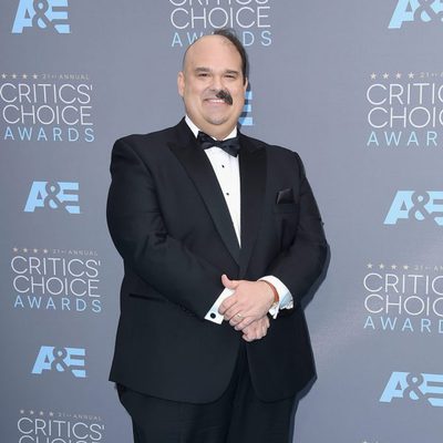 Mel Rodríguez sorprendió a todos con su extravagante look en los Critics Choice Awards 2016