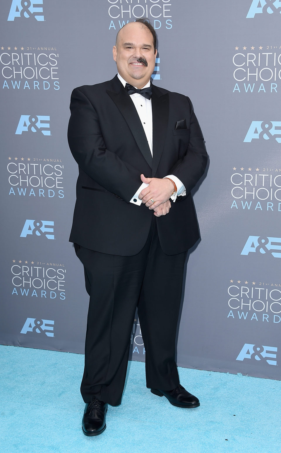 Mel Rodríguez sorprendió a todos con su extravagante look en los Critics Choice Awards 2016