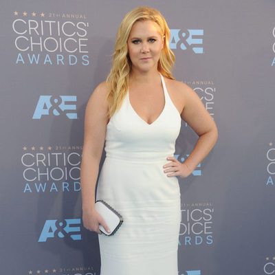 La divertida Amy Schumer antes de entrar a la ceremonia de los Critics Choice Awards 2016