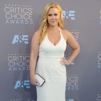 La divertida Amy Schumer antes de entrar a la ceremonia de los Critics Choice Awards 2016