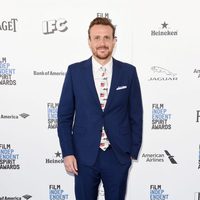 Jason Segel en la alfombra roja de los Independent Spirit Awards 2016