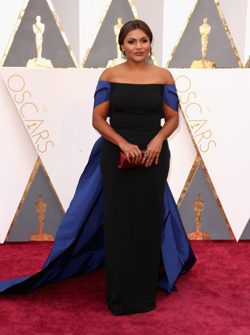 Mindy Kaling en la alfombra roja de los Oscar 2016