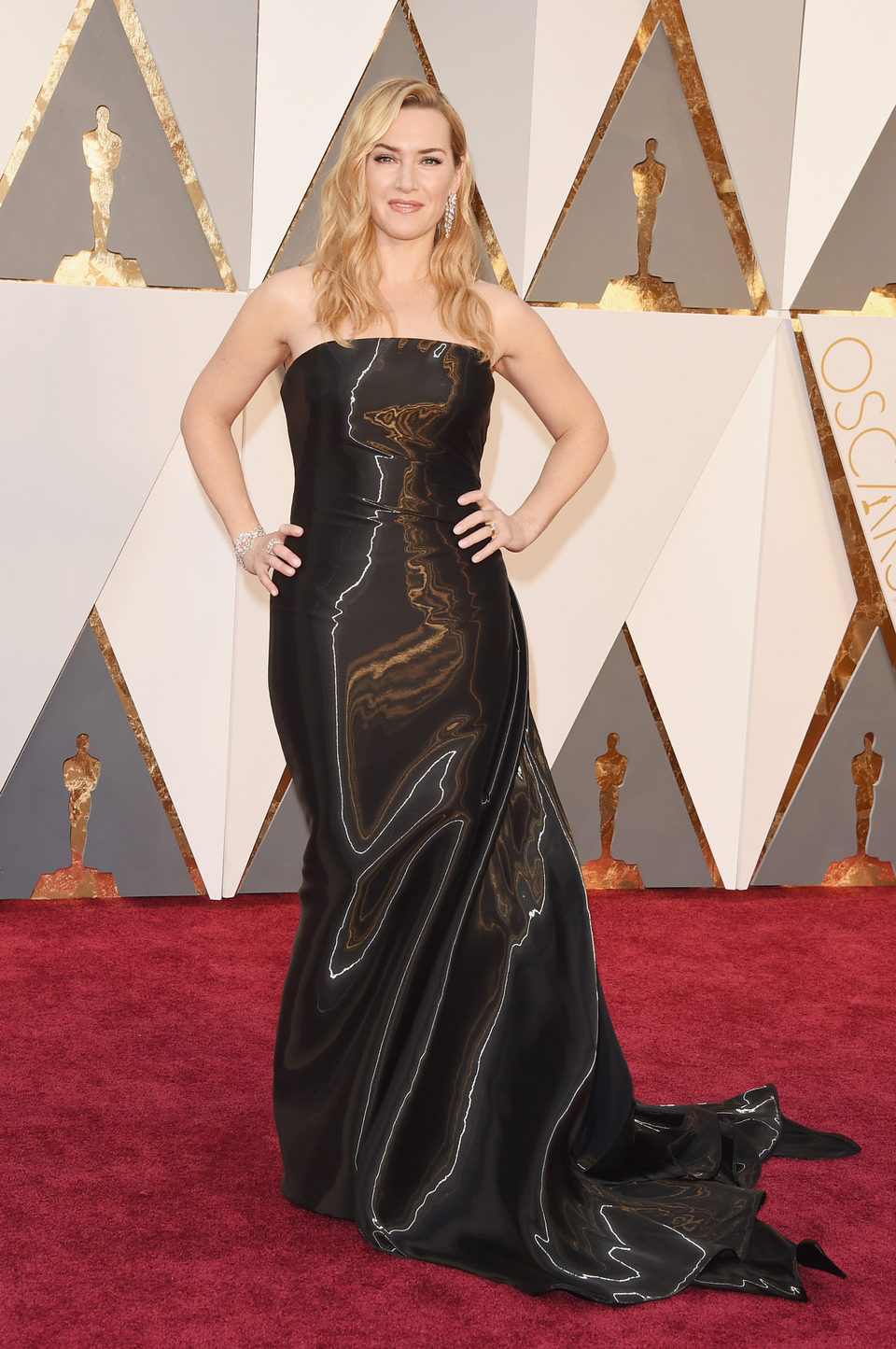Kate Winslet en la alfombra roja de los Oscar 2016
