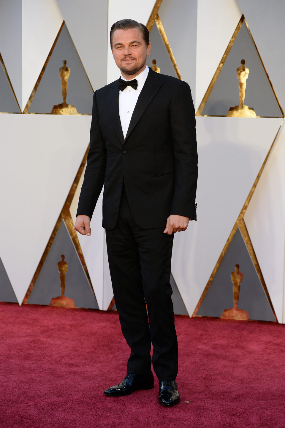 Leonardo DiCaprio en la alfombra roja de los Oscar 2016