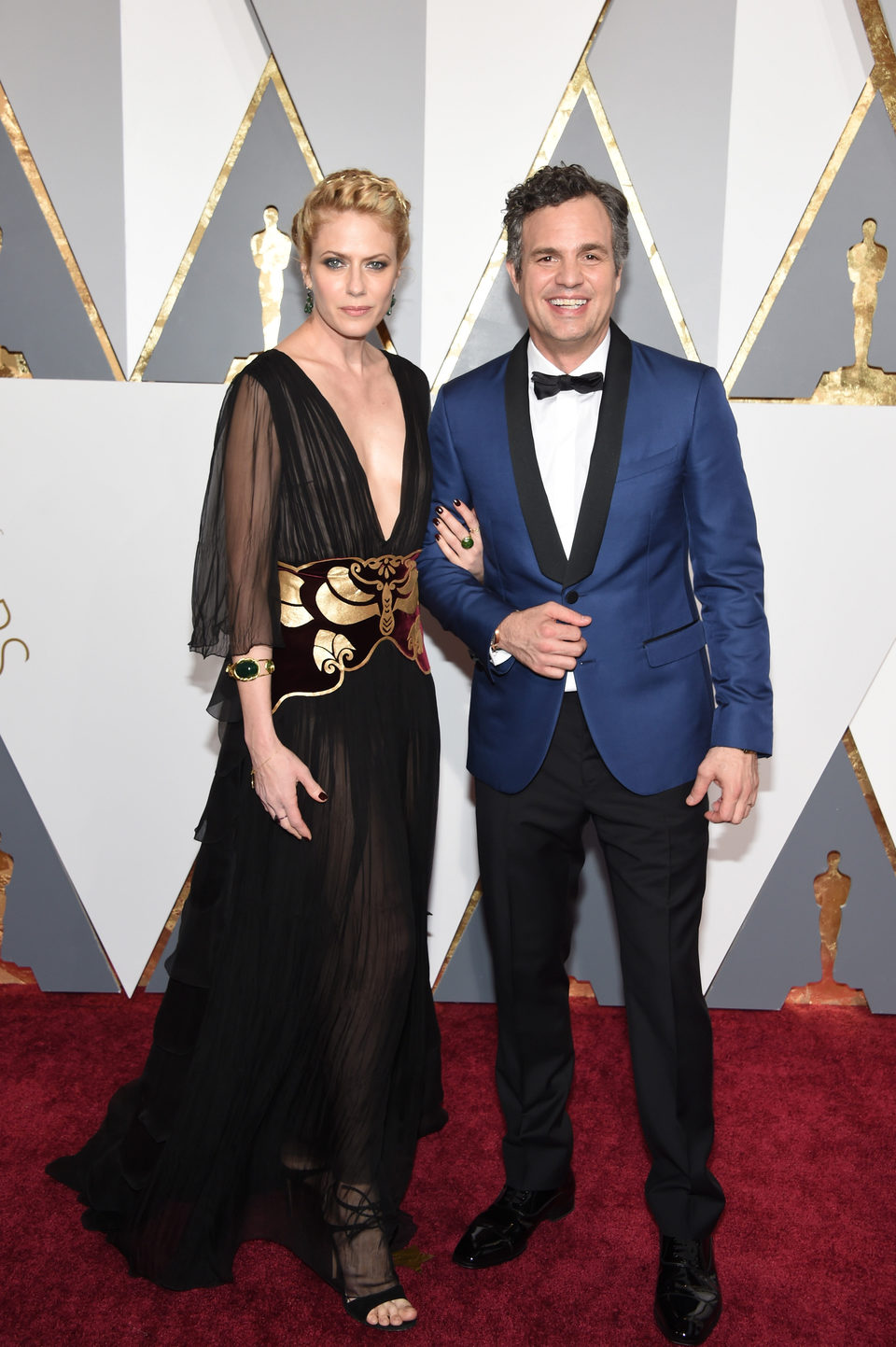 Mark Ruffalo y Sunrise Coigney en la alfombra roja de los Oscar 2016